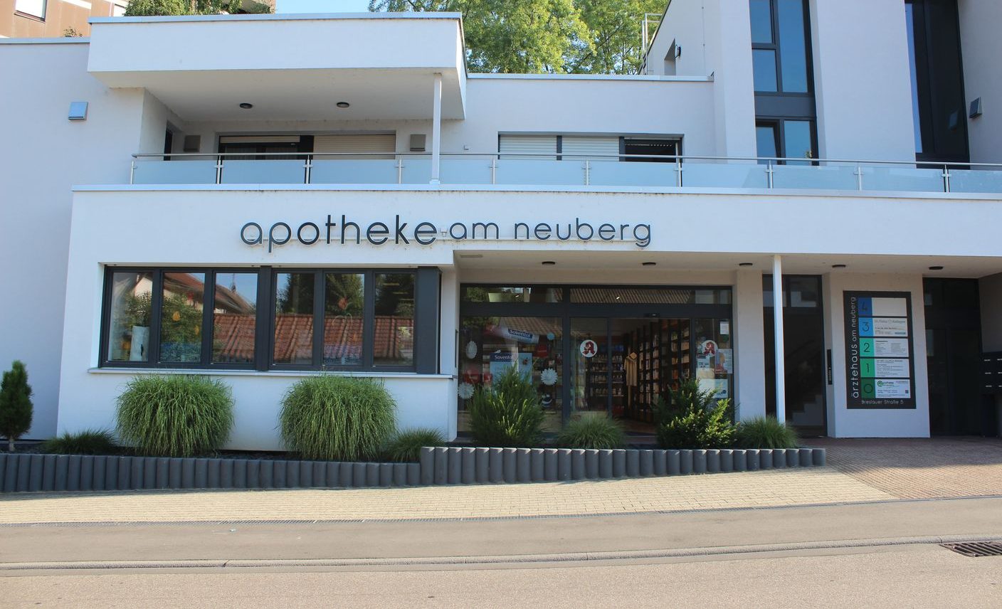 Außenansicht der Apotheke am Neuberg